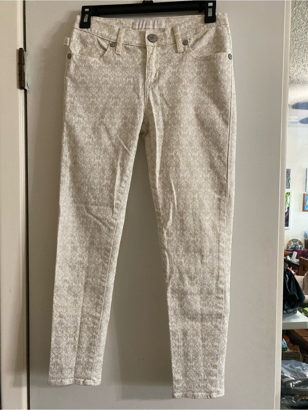 Rock & Republic Cream Skinny Jeans damask/ baroque print